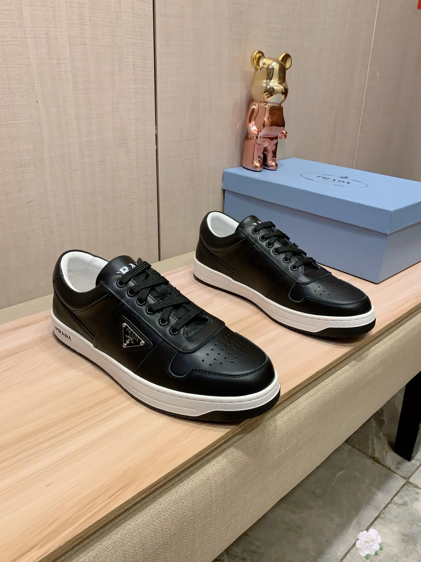 Men's Men's Shoes💰442💰💰🎩🎩[Lightning][Lightning] "PRADA*" The latest and most popular casual shoes, top brand [seduce] luxury ~ purchasing agency, top quality ~. [Strong] The upper is made of imported breathable cowhide material ➕ breathable sheepskin feet (•) with fine workmanship. The original stylish and stylish soft rubber wear-resistant and non-slip outsole is light and comfortable on the feet. The real thing looks better when photographed in real life. 226: code: 38-44, white and black 4️⃣ colors selected
